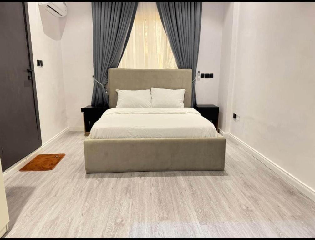 Ένα ή περισσότερα κρεβάτια σε δωμάτιο στο Luxury 3 Bedroom Family Apartment in Oniru, VI - Swimming Pool, PS5 & 237 Power Supply in all Secure Estate - Close to Landmark Beach - Near Four Points by Sheraton