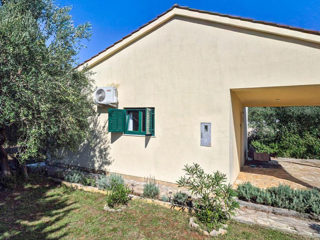 BrzacにあるHoliday Home Sandra by Interhomeの緑窓のある家