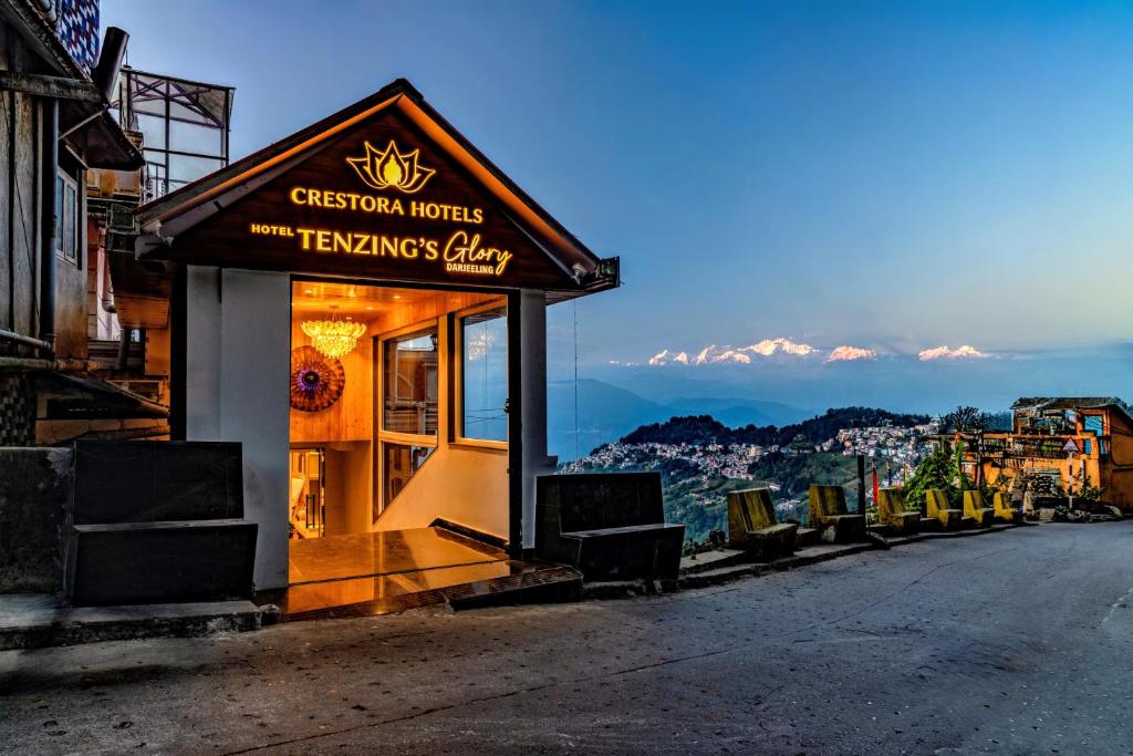 Hotel Tenzing's Glory Darjeeling في دارجيلنغ: مبنى على جانب الشارع