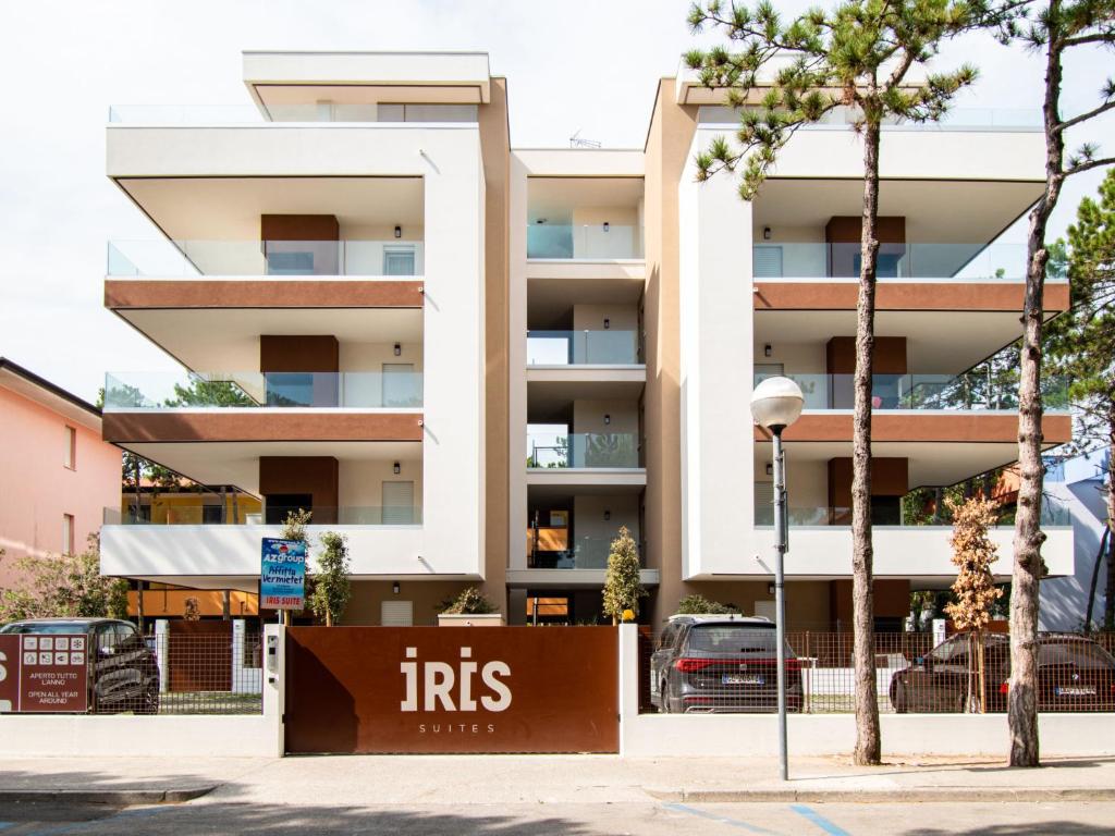 een appartementencomplex met een bord ervoor bij Apartment Iris Suite-3 by Interhome in Bibione