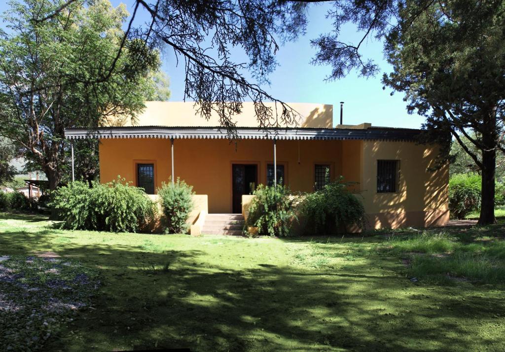 una casa en medio de un patio en Cabañas Estancia Balumba, en Capilla del Monte