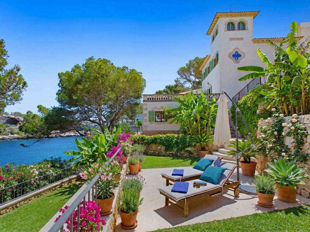 uitzicht op het huis vanuit de tuin bij Villa Cala Figuera in Santanyi