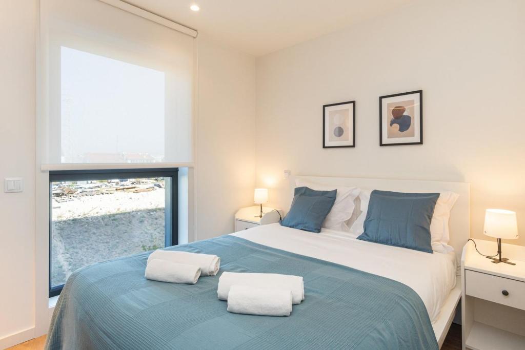 ein Schlafzimmer mit einem großen Bett mit zwei Handtüchern darauf in der Unterkunft GuestReady - A peaceful city refuge in Porto