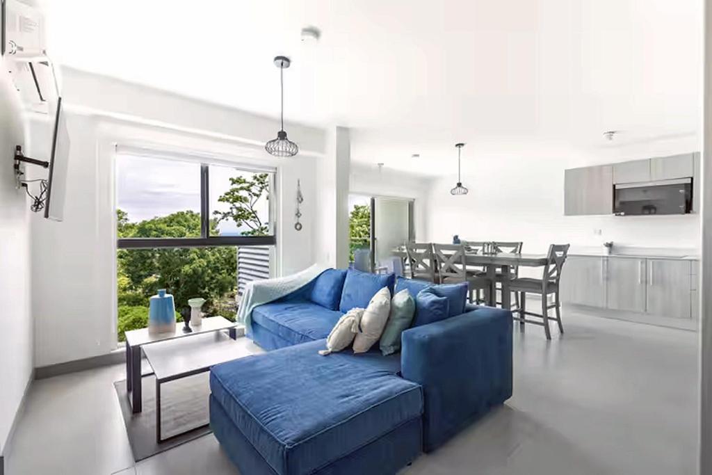 Χώρος καθιστικού στο Playa Mantas - 7th Floor - Sea View - Beach Club Access - Balcony - Five Star Host