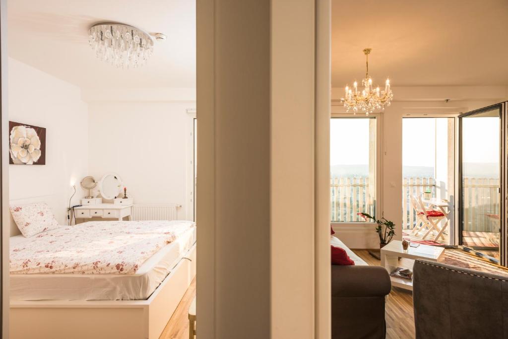Postel nebo postele na pokoji v ubytování Sky View Apartment Vienna