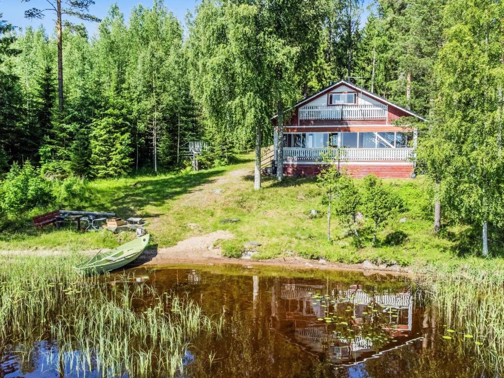 una casa su una collina vicino a un lago di Holiday Home D daalia by Interhome a Kalmari