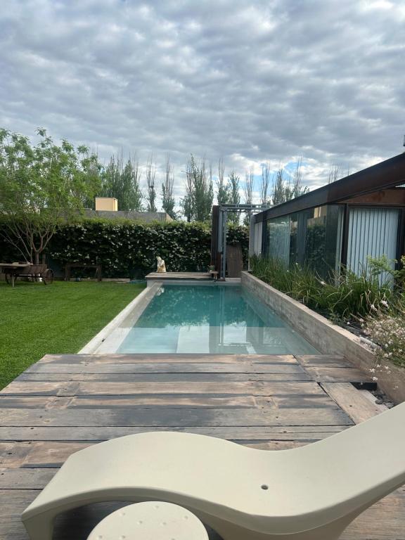 マイプにあるEl Atelierの木製デッキ付きのスイミングプール、家
