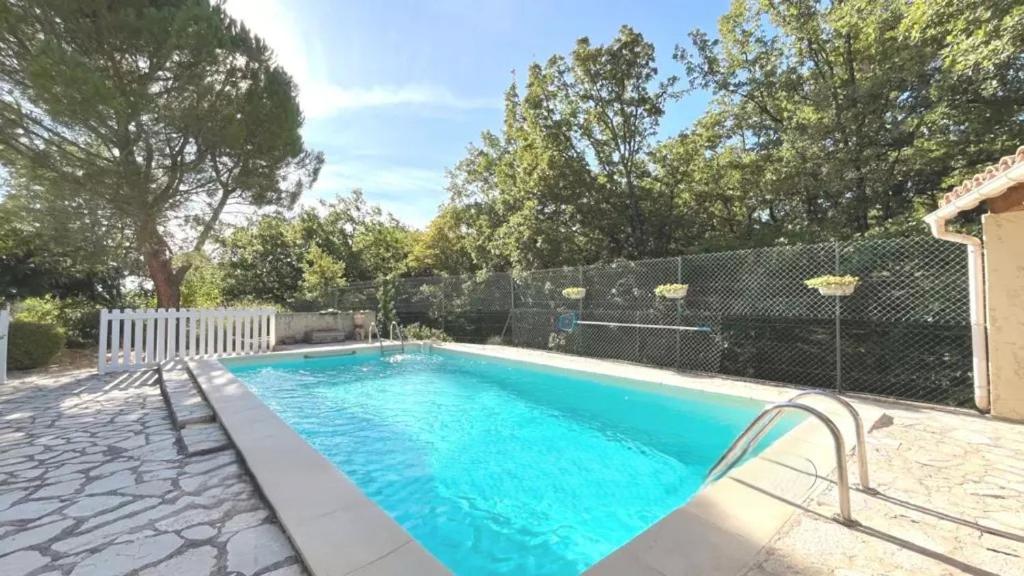 Bazén v ubytování Countryside studio with pool in Callas nebo v jeho okolí