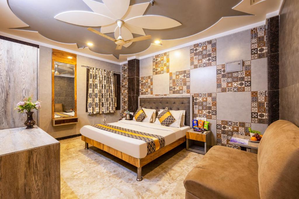un dormitorio con una cama y un sofá en Hotel Opera Delhi Airport, en Nueva Delhi