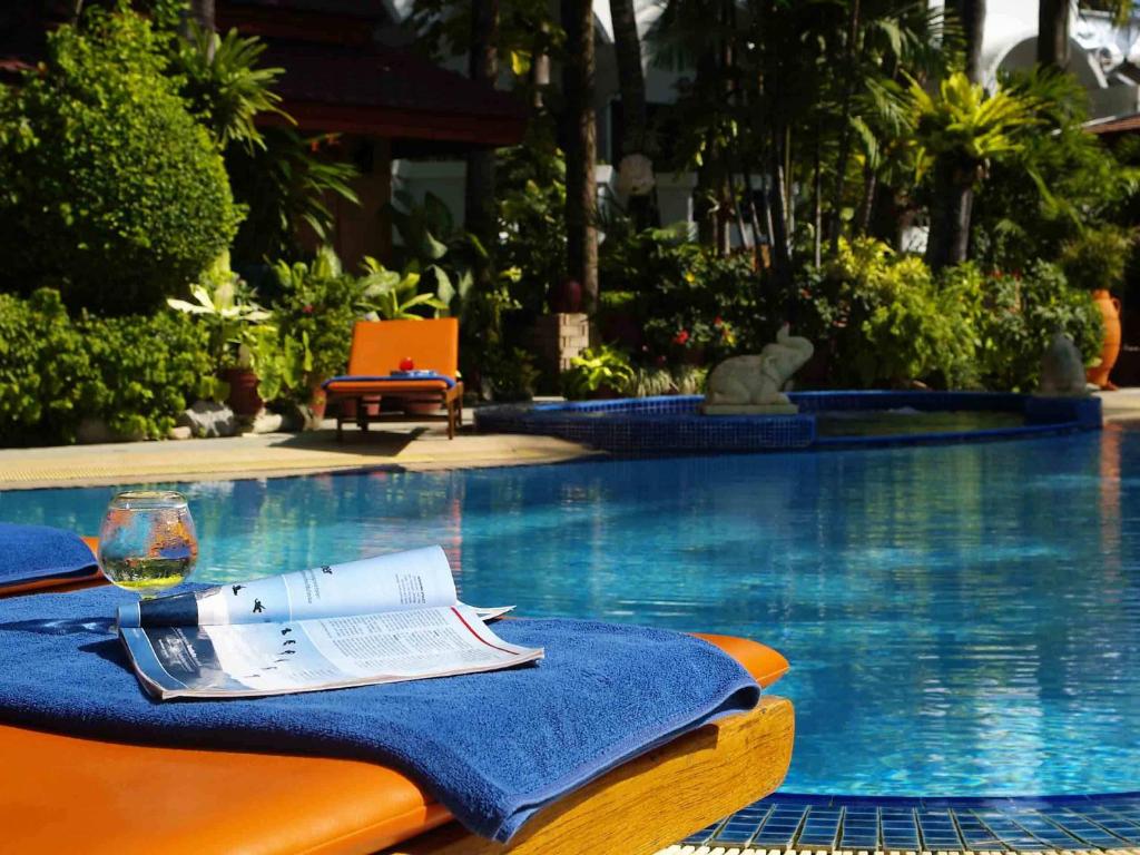 Bazén v ubytování Safari Beach Hotel Patong nebo v jeho okolí