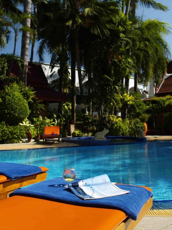 Bazén v ubytování Safari Beach Hotel Patong nebo v jeho okolí