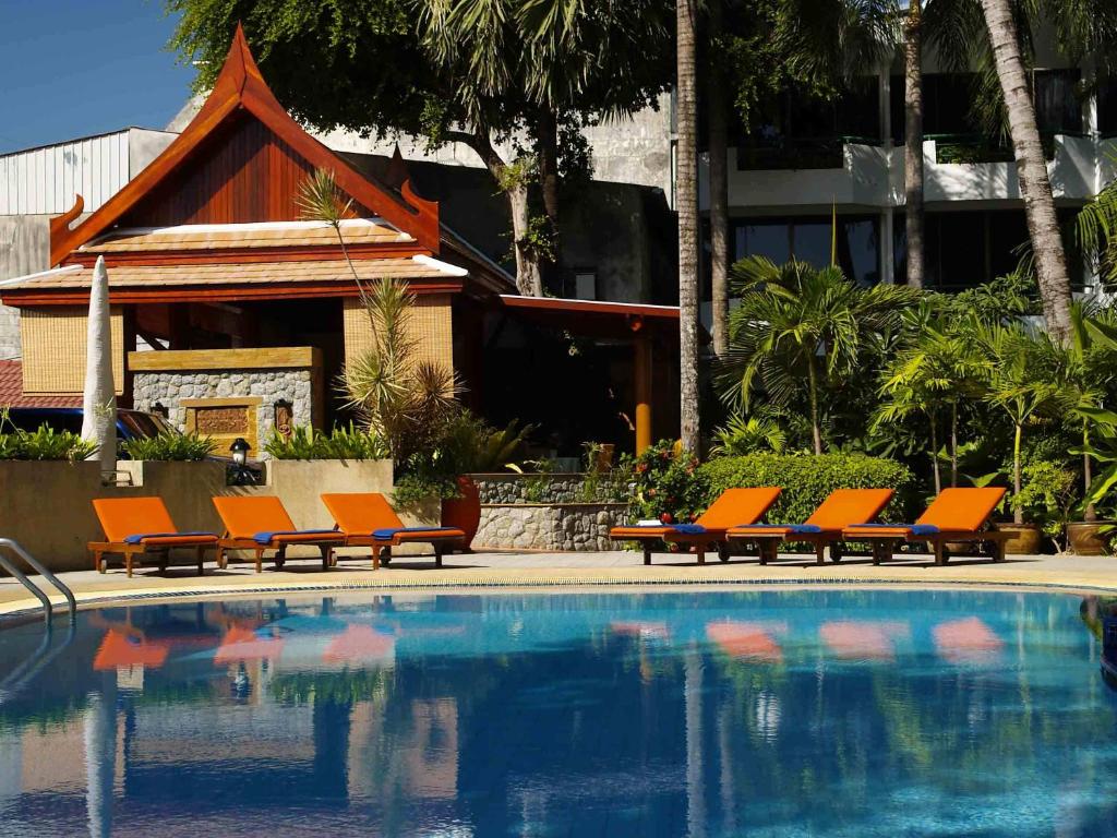 Bazén v ubytování Safari Beach Hotel Patong nebo v jeho okolí