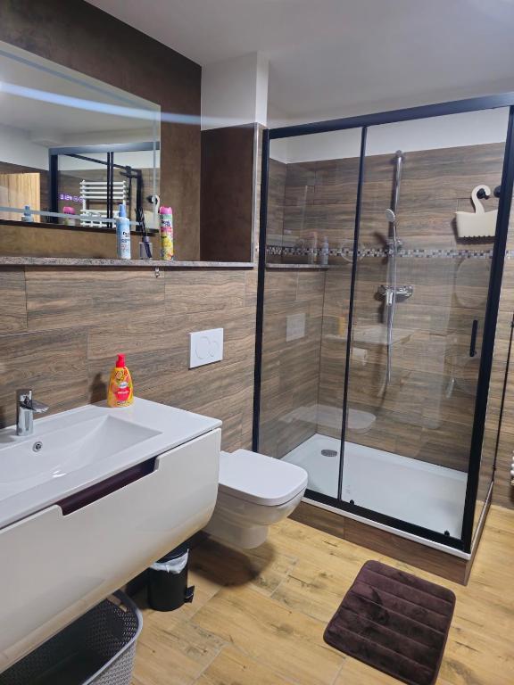 Un baño con inodoro, lavabo y ducha. en Monteurwohnung Ferienwohnung, en Velbert