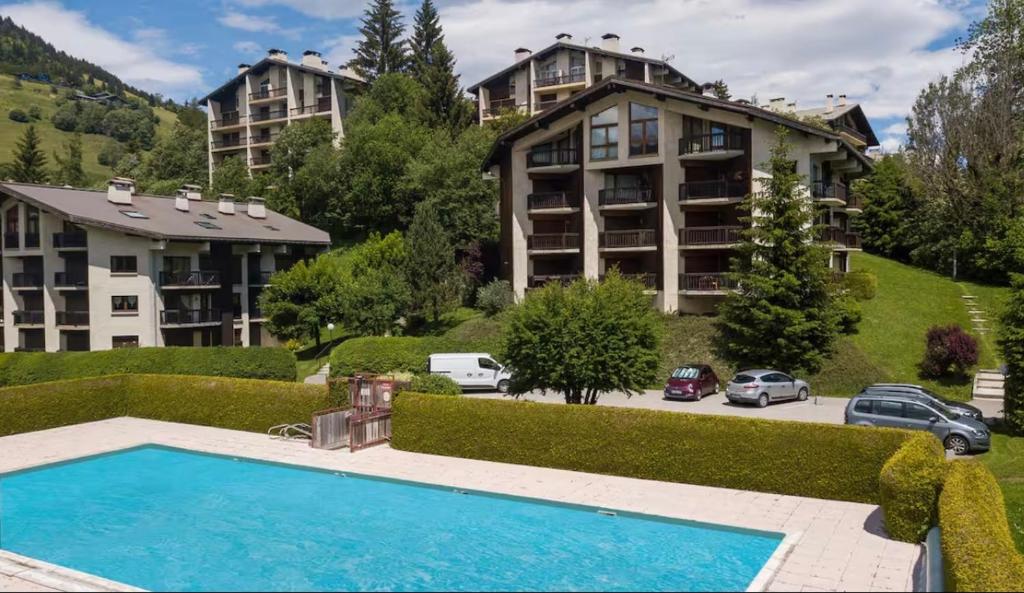 een groot appartementencomplex met een groot zwembad bij LiHam Alpine Suite in Megève
