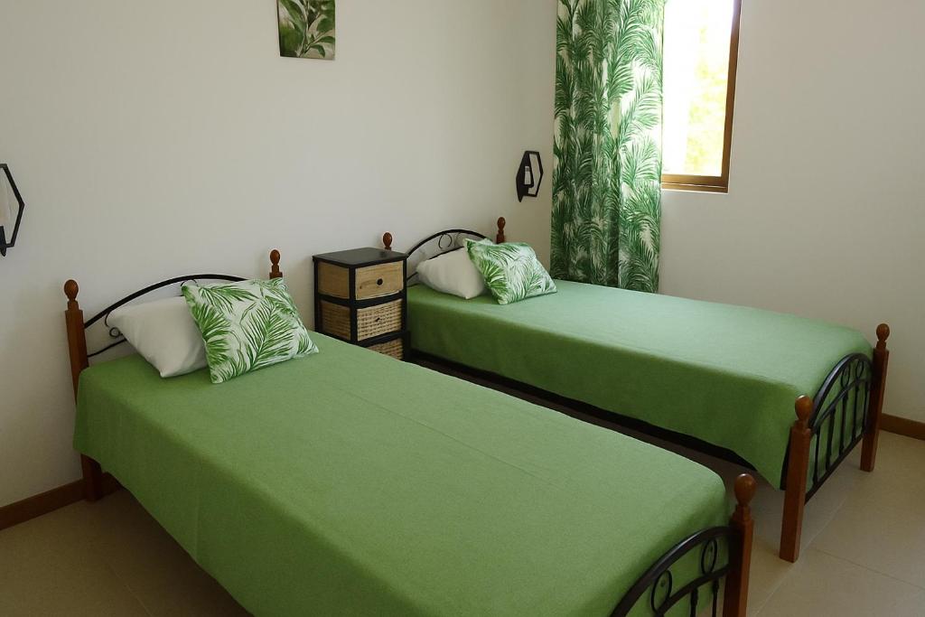 Un pat sau paturi într-o cameră la La Nuit Etoilee,Pack Option Séjour,Navette,voiture