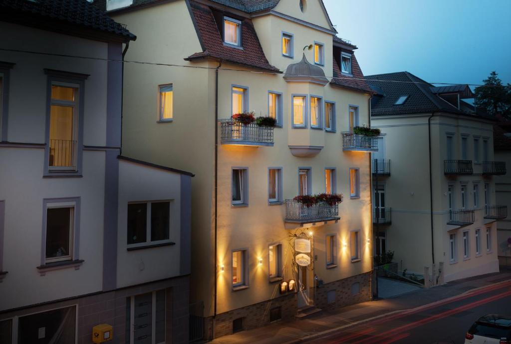 ein Gebäude mit seitlicher Beleuchtung in der Unterkunft Pension Haus Marga in Bad Kissingen