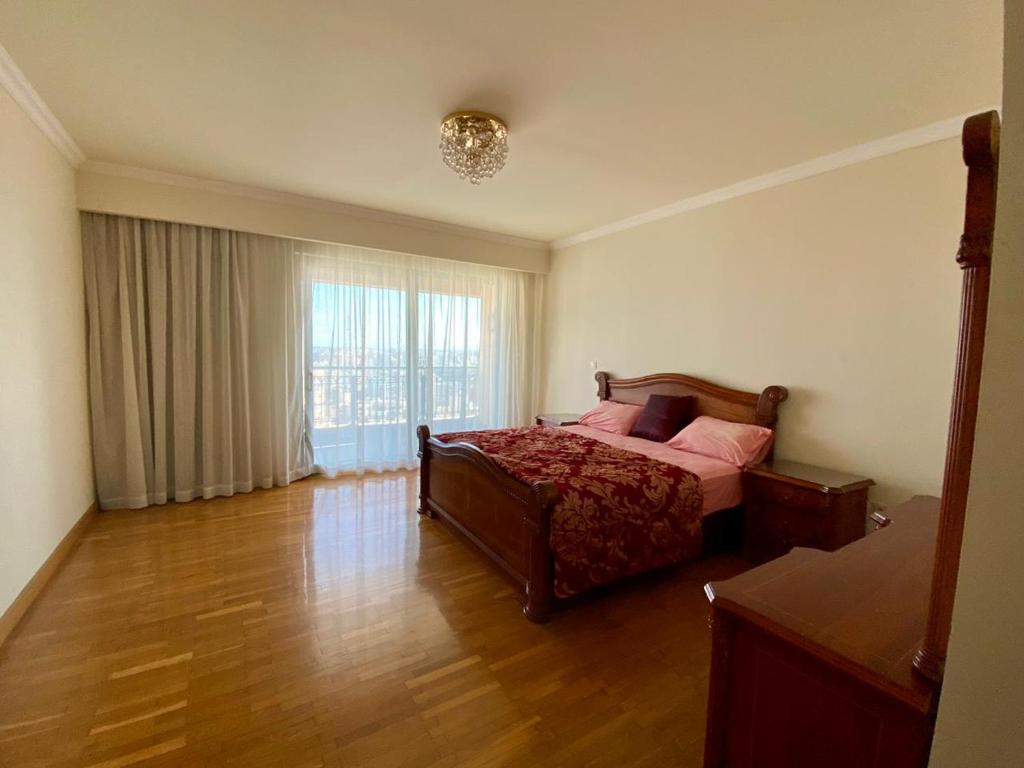 Postel nebo postele na pokoji v ubytování Luxury Sea View Apartment in Four Seasons Alexandria