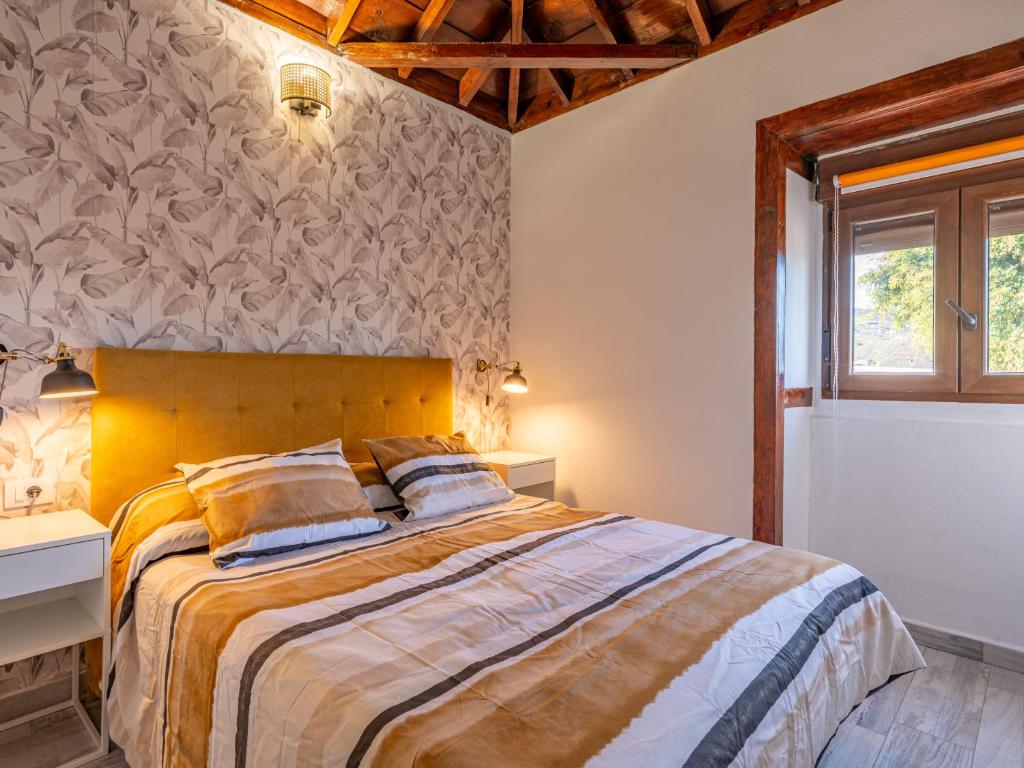 a bedroom with a bed and a window at Live La Palma Lomo La Crucita in Lomo Machín