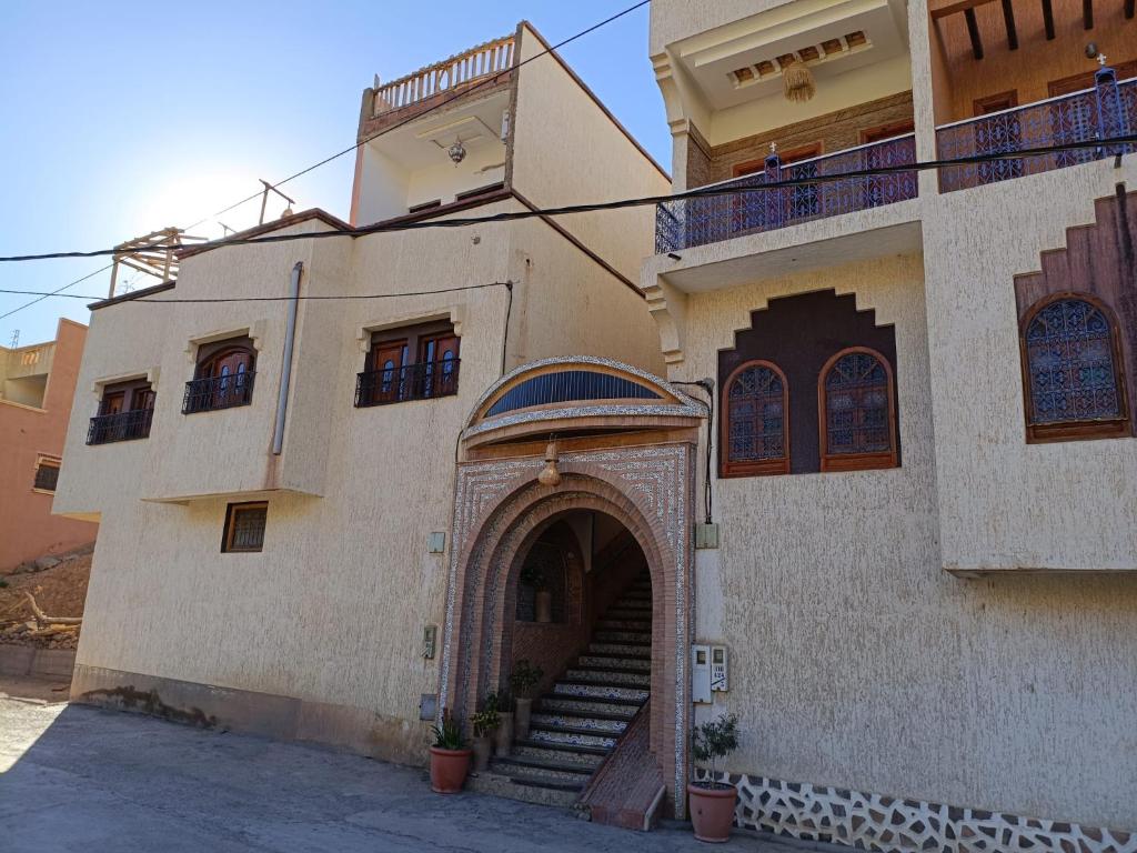 un edificio con una escalera y un arco en Riad La Belle Vue, en Boumalne
