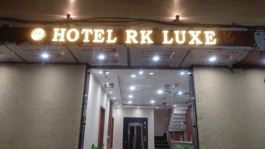 Un certificado, premio, letrero u otro documento en Hotel R K LUXE