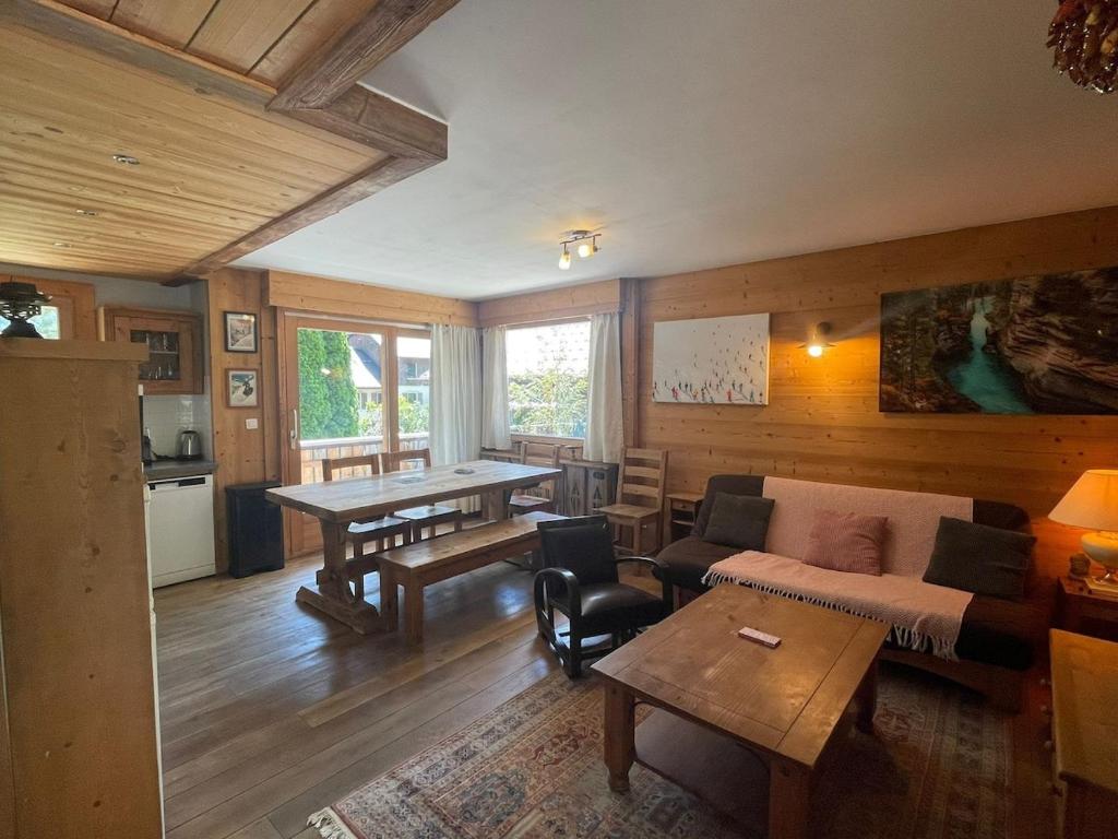 Spacious 2 bedroom apt with terrace Chamonix center