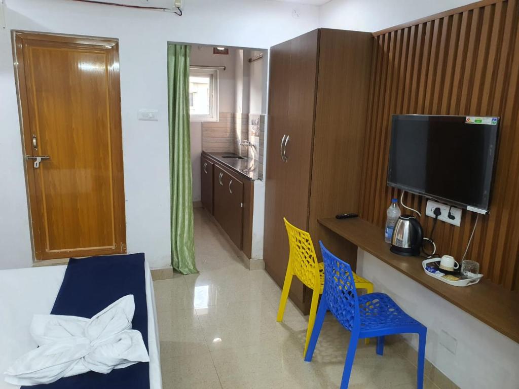 TV a/nebo společenská místnost v ubytování Srinivasa Grand