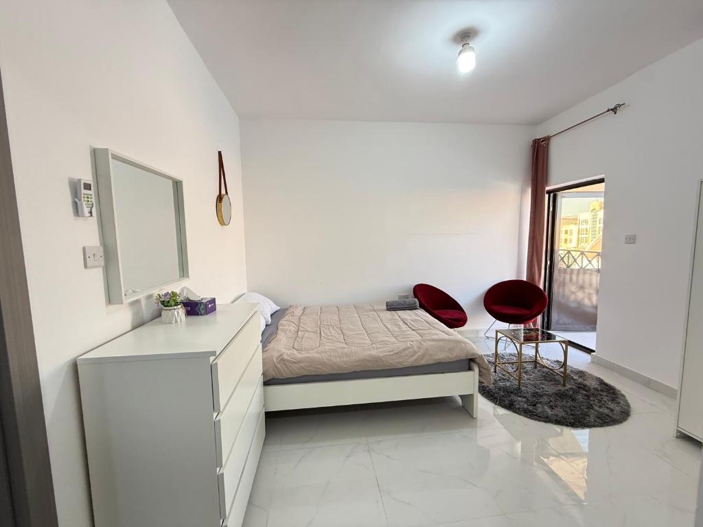 Кровать или кровати в номере Khalidiya Studio