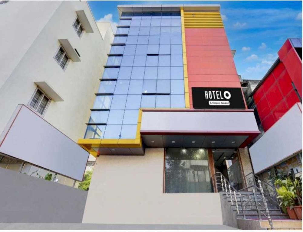 a building with a hotel sign on the side of it at Hotel O Tiruvallur Bus Terminal Formerly SK Vinoth Mahal in Tiruvallūr