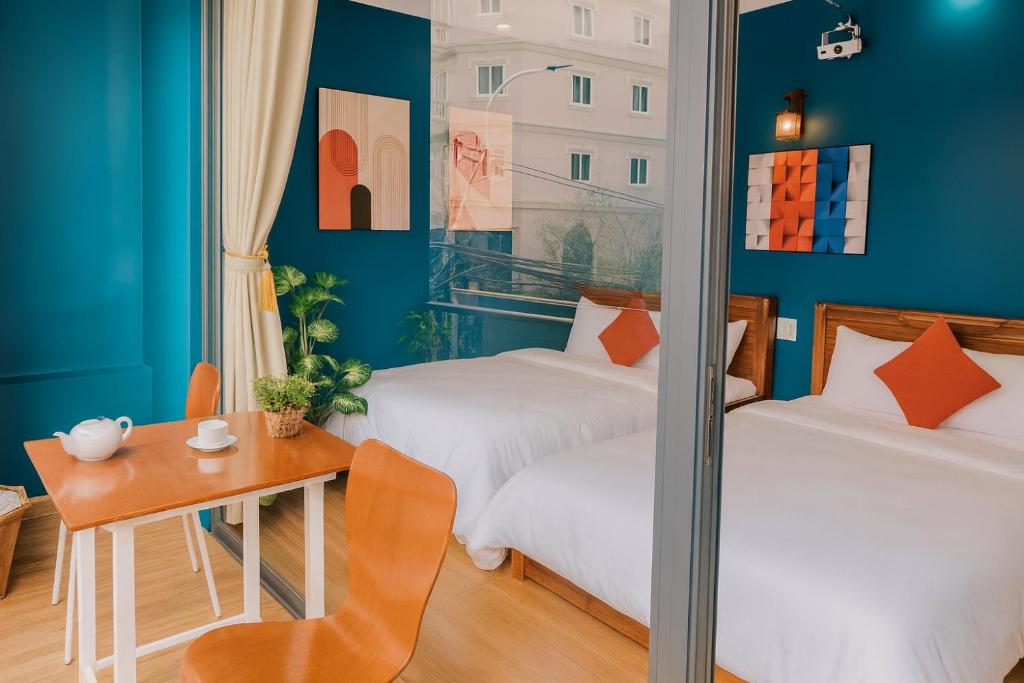 Postel nebo postele na pokoji v ubytování Thu Hiền hotel Gần Chợ có Máy Chiếu