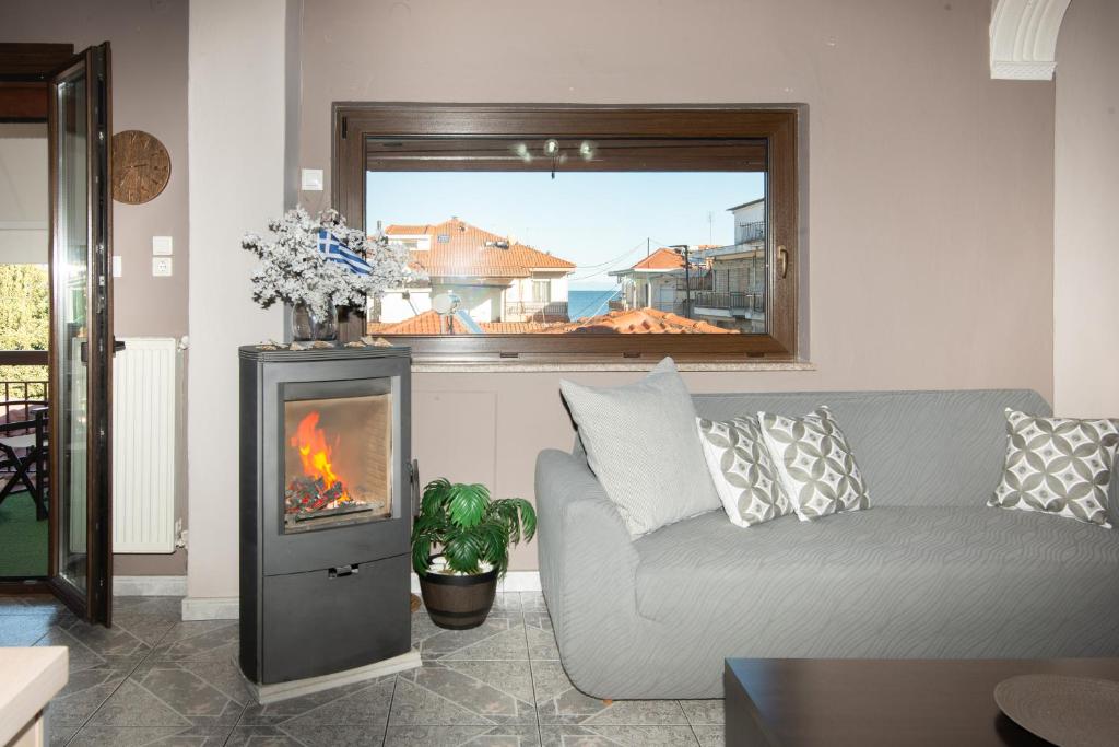 Posezení v ubytování Sunrise Suite Olympiada - Luxury Beachfront Escape