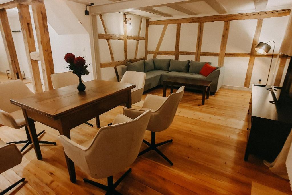 Et opholdsområde på Fachwerk Loft - Parken - Balkon - Appartement am Kocher & Stadtpark