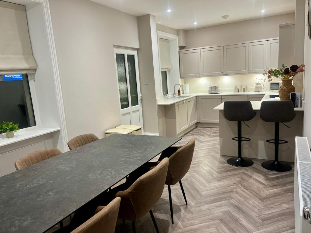 eine große Küche mit einem großen Tisch und Stühlen in der Unterkunft 4 ABBOTSFORD , KELSO Town Centre in Kelso