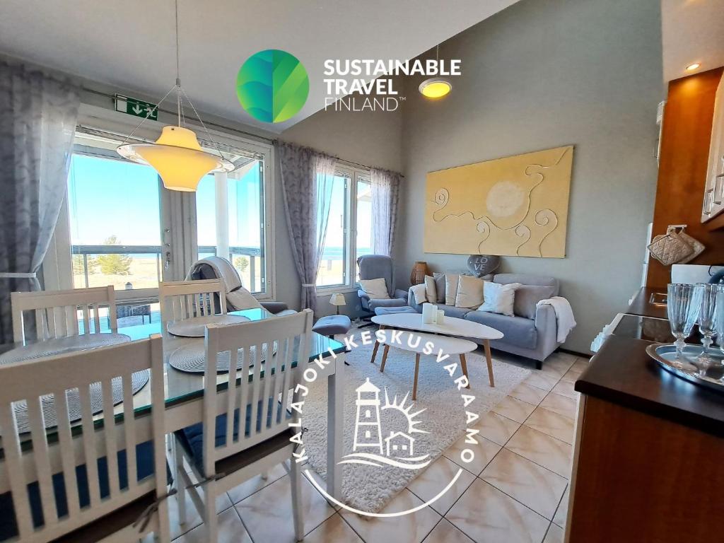 un soggiorno con un tavolo e una sala da pranzo di Seastar 210 a Kalajoki