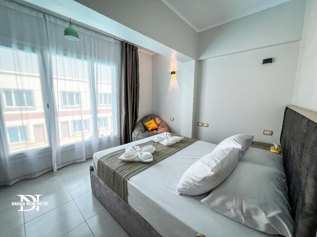 een slaapkamer met een bed met handdoeken erop bij Dahab Now in Dahab