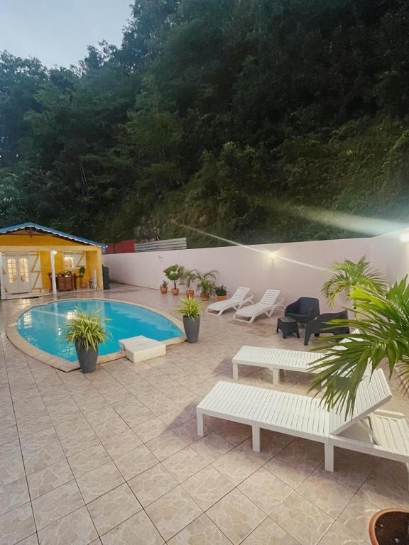 Bazén v ubytování Studio Cosy avec espace piscine à la villa Boucard nebo v jeho okolí