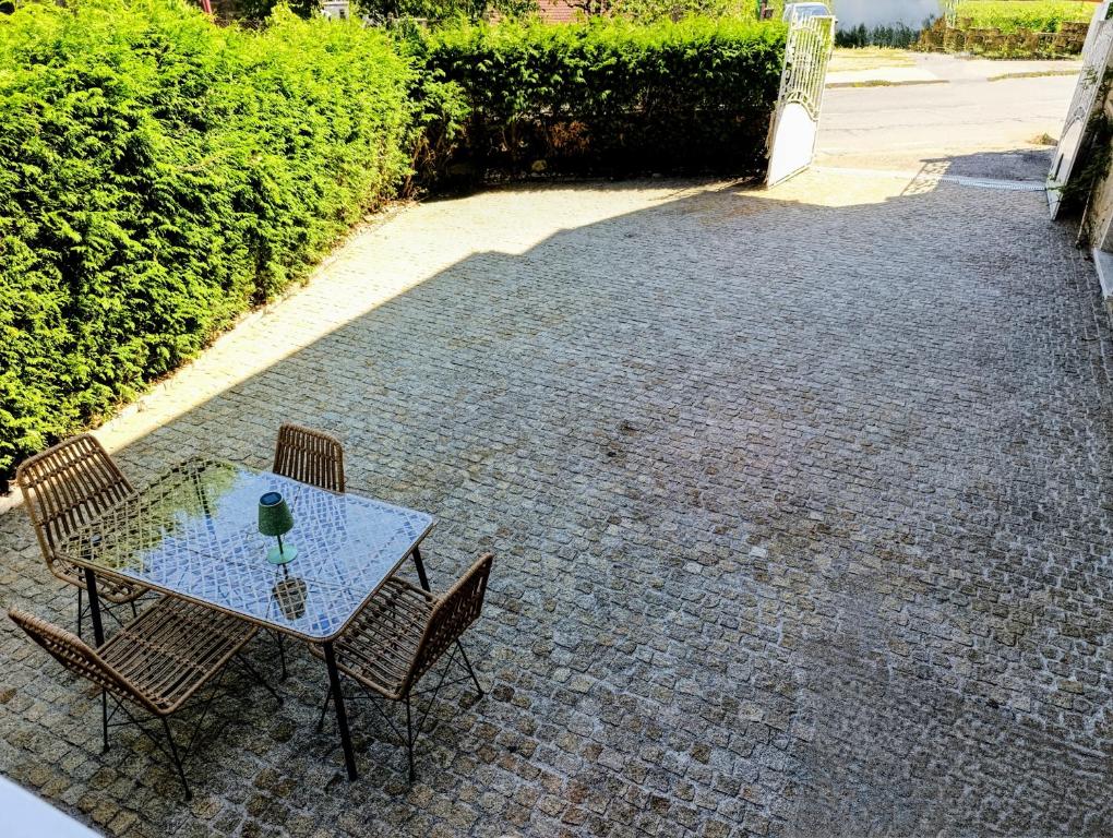 un tavolo e sedie su un patio in mattoni di Casa Valente a Viso