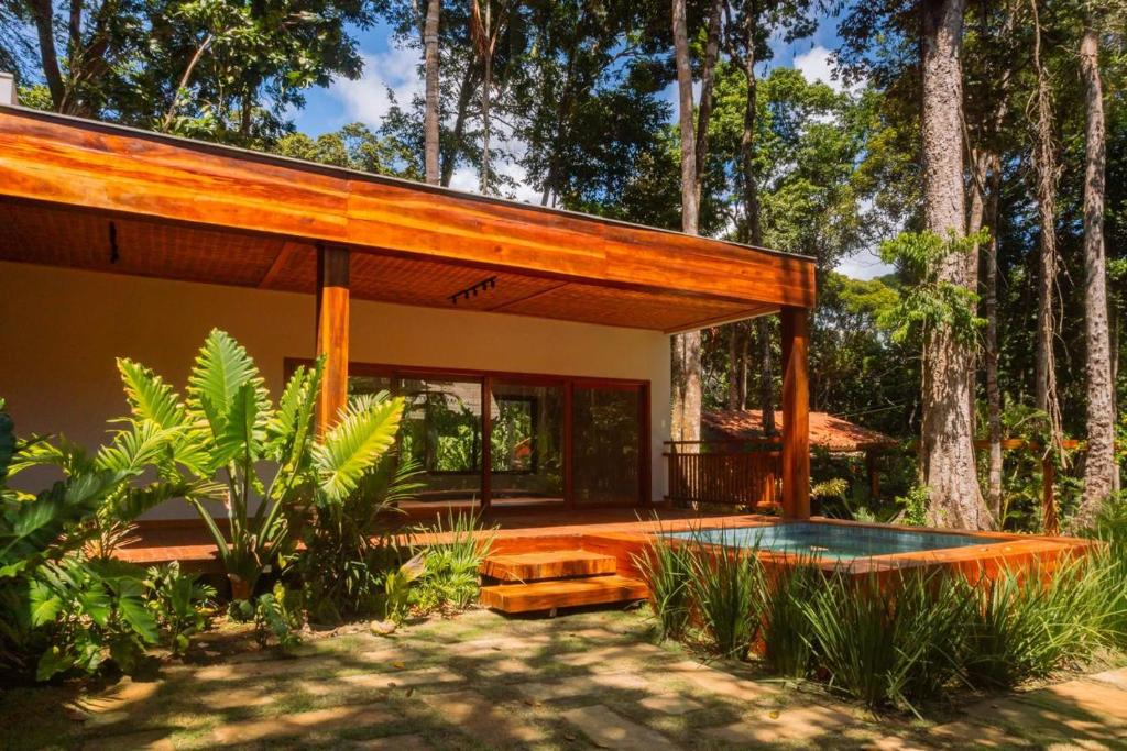 a house with a pool in the middle of a yard at casa refugio das bromelhas in Itacaré
