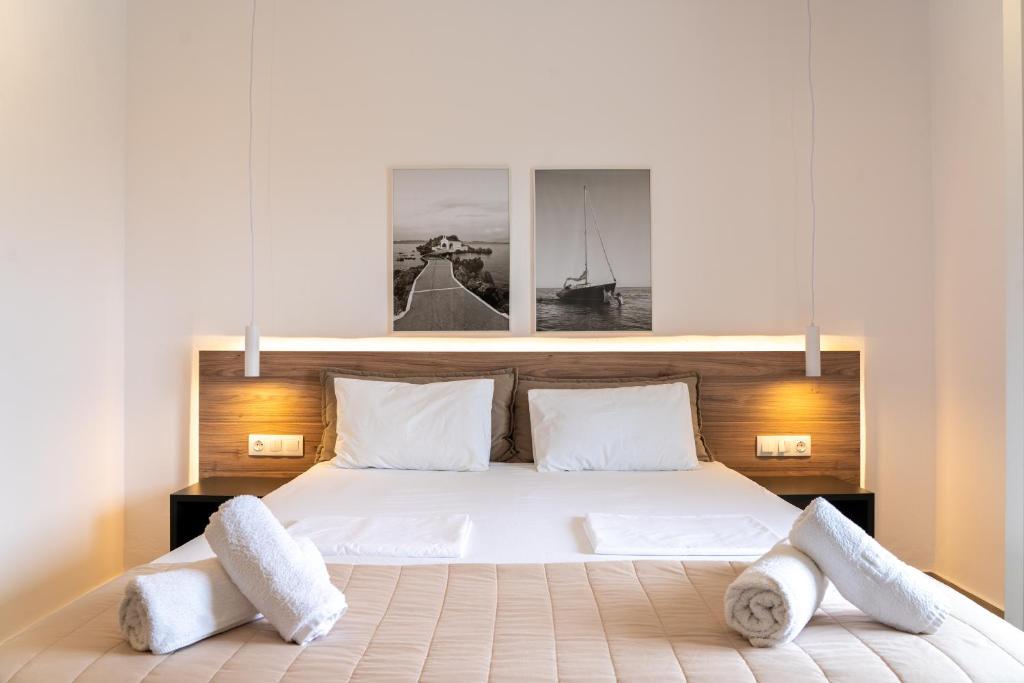 Giường trong phòng chung tại Roula's house on the beach