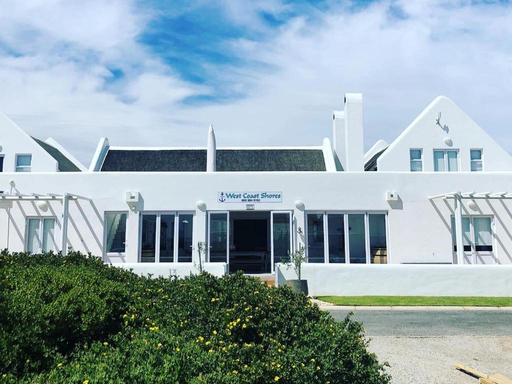 West Coast Shores في خليج جاكوبس: مبنى ابيض عليه لافته على الواجهه