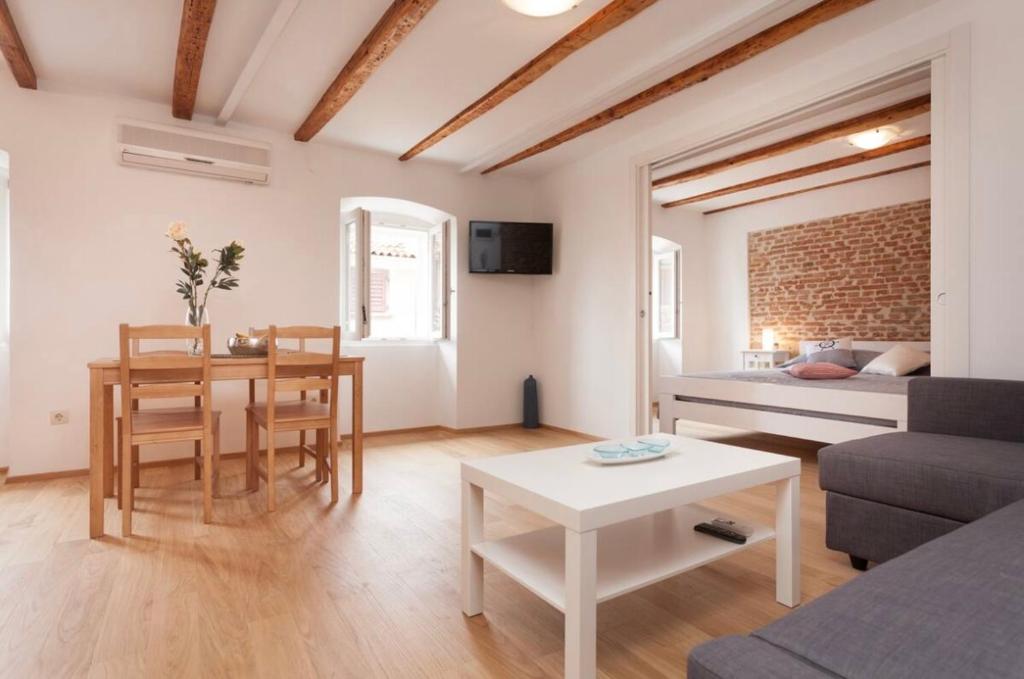 Carera Corner 1BDR Apartments by Irundo