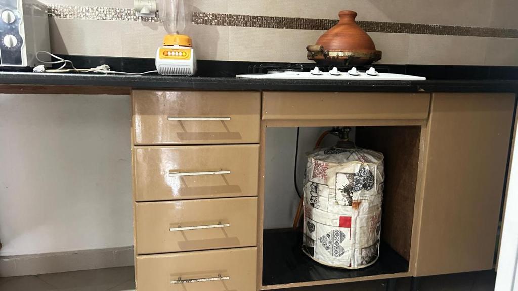 Η κουζίνα ή μικρή κουζίνα στο Monopolios