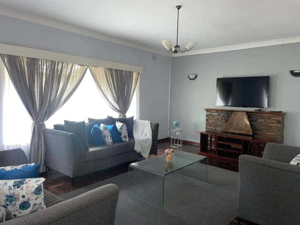 Posezení v ubytování Lovely 3 bed in Mount Pleasant - 2153