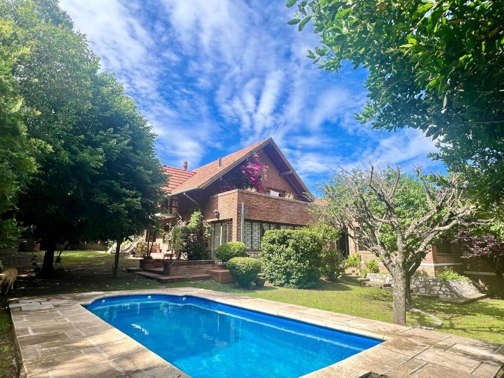 una casa con piscina nel cortile di Espacio de Calma a La Falda