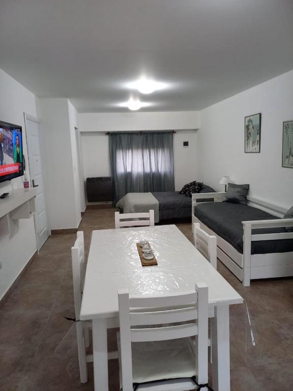 ein Wohnzimmer mit Tisch und Bett in der Unterkunft Rincón del cielo in Mar del Plata