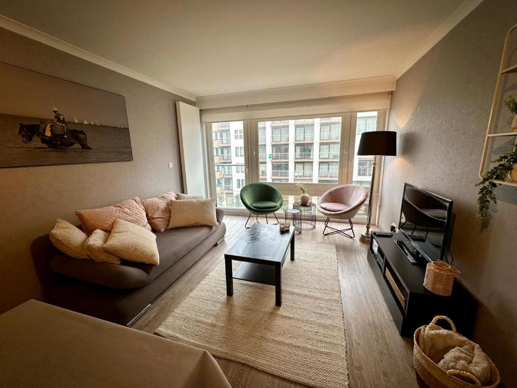 コクセッドにあるStudio Vriedom aan zeeのソファとテレビのあるリビングルーム