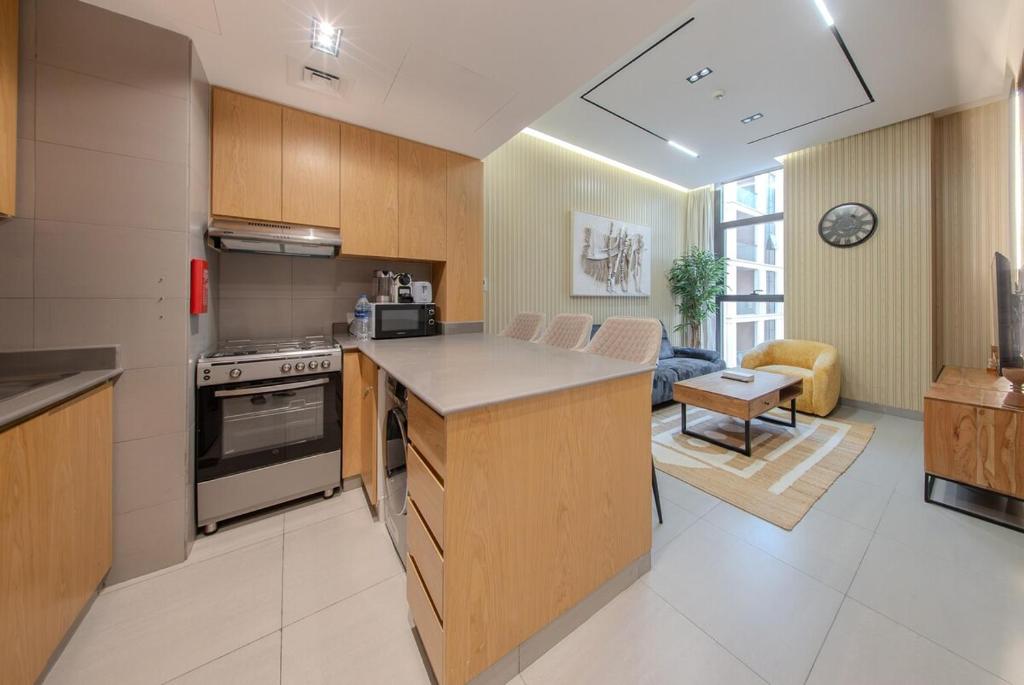 فضای داخلی 1BR With Living - Poolview Apt - Alef Al Mamsha در شارجه - تصویر ۳