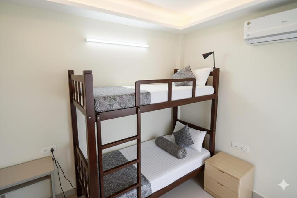 Una cama o camas en una habitación de Kashi Residency Inn