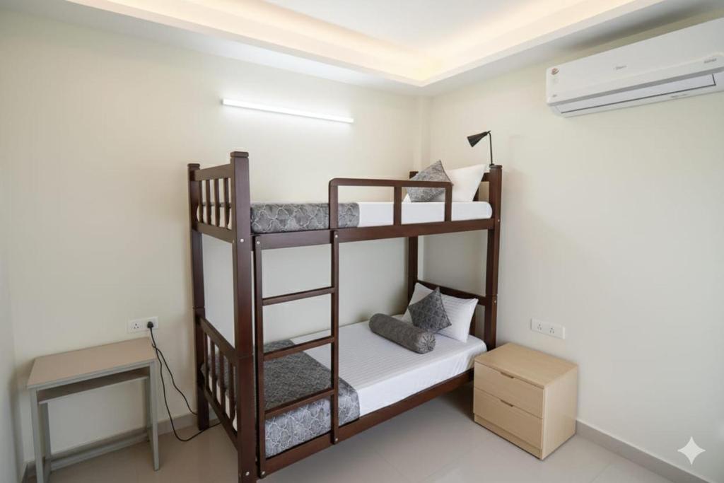 Postel nebo postele na pokoji v ubytování Kashi Residency Inn