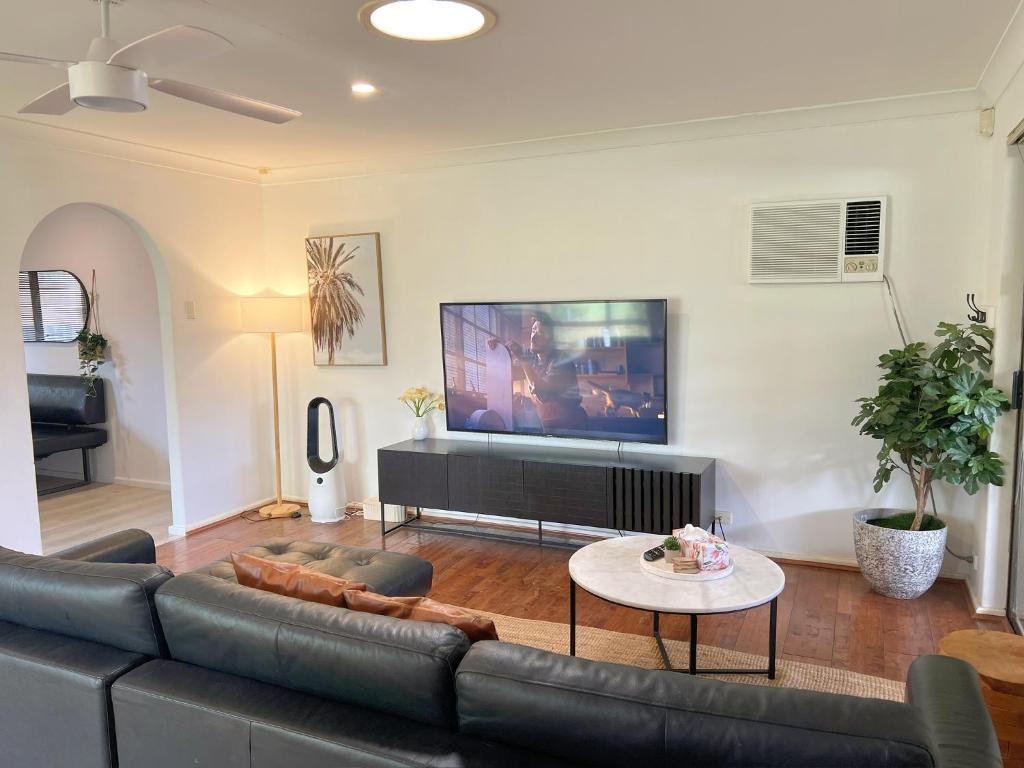 Телевизор и/или развлекательный центр в Humble & Homely