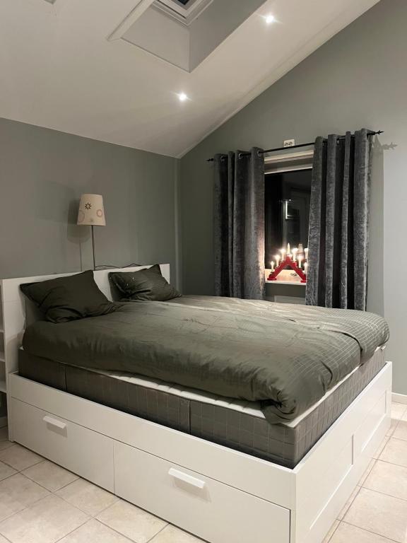 Ένα ή περισσότερα κρεβάτια σε δωμάτιο στο Enevångens lgh